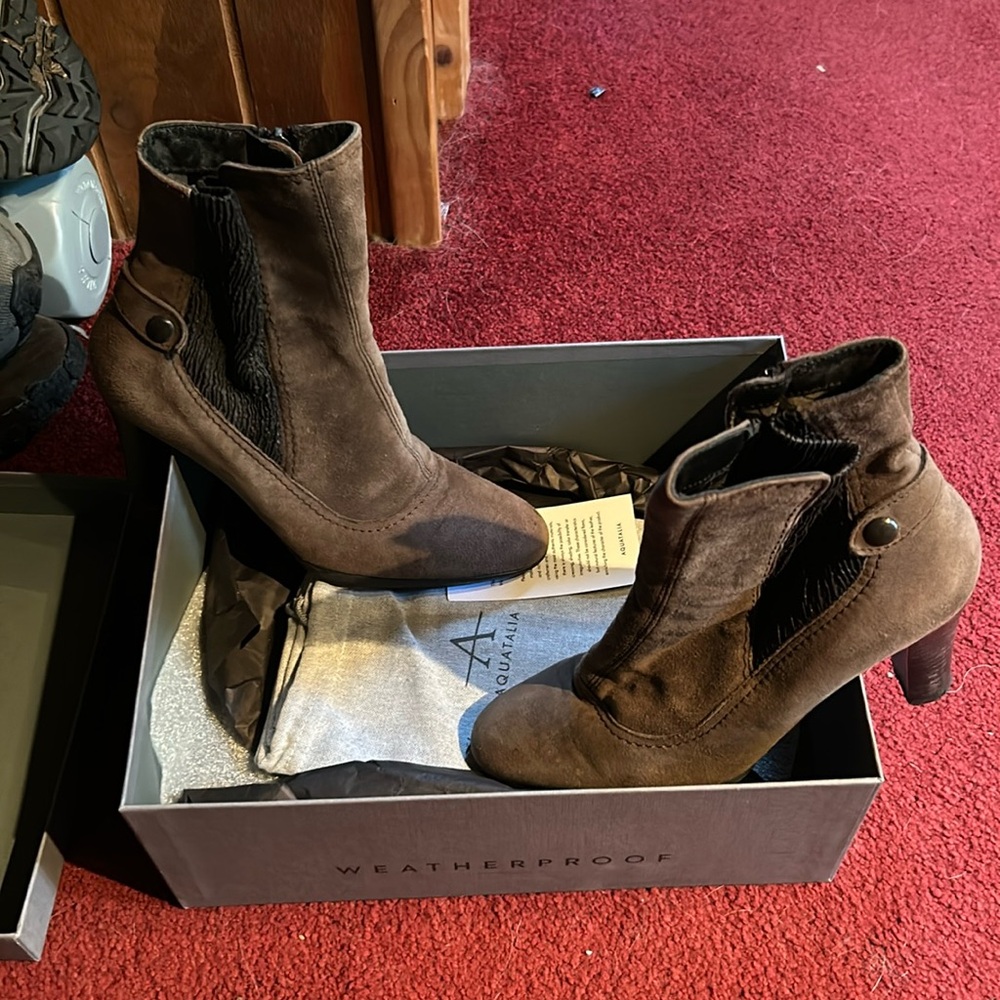 Beautiful hardly worn Aquatalia  tan 3 inch heel. Also have bag for full price.